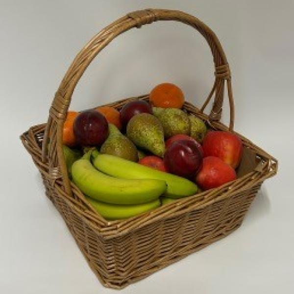 25 piece seasonal fruit box